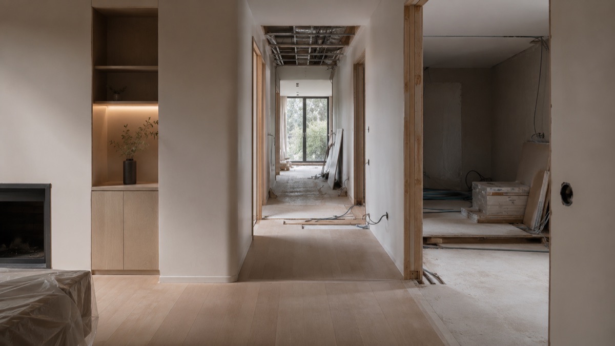Interior de vivienda terminado, con carpintería de madera, chimenea y luz natural